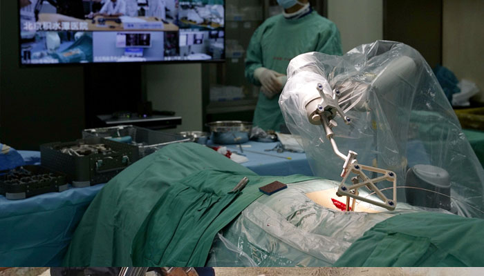 A robotic surgery guided by 5G technology is conducted at Tianjin First Central Hospital on Tuesday. — Xinhua/file