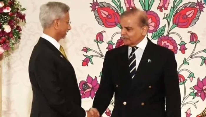 Prime Minister Shehbaz Sharif (right) shake hands with Indian foreign minister Subrahmanyam Jaishankar at dinner for SCO leaders. — Screengrab via Geo News