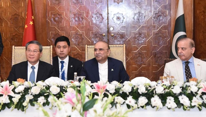 (From left to right) Chinese PM Li Qiang, President Asif Ali Zardari and PM Shehbaz Sharif pictured at a state luncheon at Aiwan-e-Sadr in Islamabad on October 15, 2024. — PID