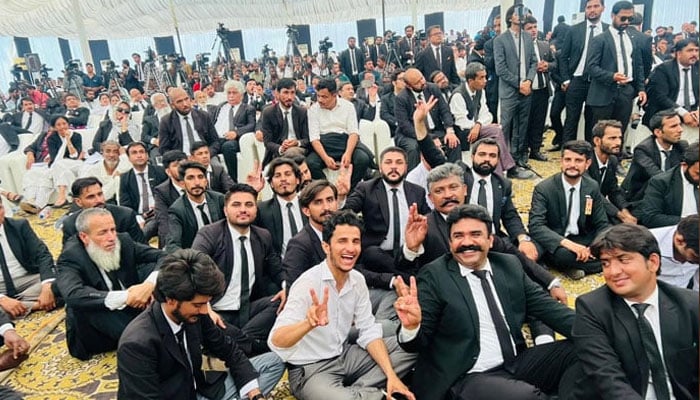 Lawyers seen showing the victory sign at the All Pakistan Lawyers Convention hosted by Karachi Bar Association on October 15, 2024.— Facebook!@abFatah21