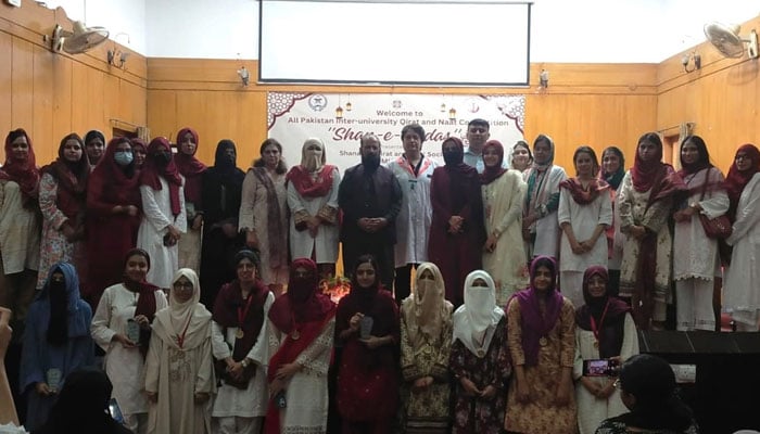 Participants pose for a group photo at the ‘All Pakistan Women Inter-University Qira’at and Na’at Competition 2024’ organised by the Shanawar Qira’at and Naat Society of FJMU on October 14, 2024. — Facebook/Fatima Jinnah Medical University