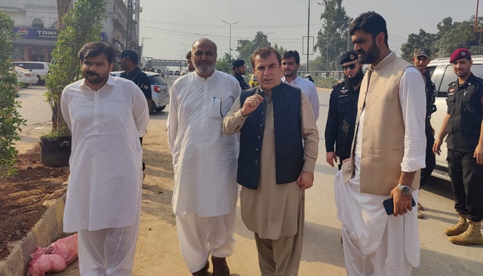 Commissioner, Peshawar Division, Riaz Khan Mahsud (2nd right) along with other visits to University Road to review various development projects under the Peshawar Uplift Programme on October 17, 2024. — Facebook/Commissioner Peshawar Division, Peshawar