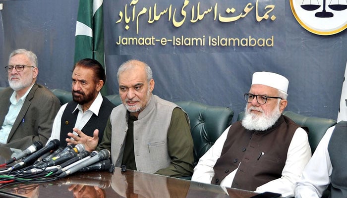 Jamaat-e-Islami Emir Hafiz Naeem ur Rehman (centre) addresses a press conference on October 21, 2024. — INP