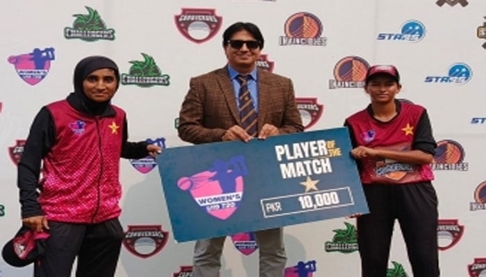 Women cricket players recieving Player of the match award.— pcb.com.pk/file