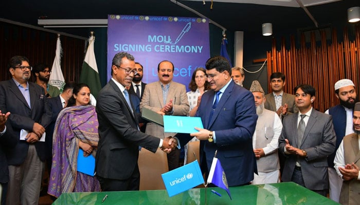 Officials shaking hands after signing the MOU between Unicef Pakistan and International Islamic University Islamabad (IIUI) on October 24, 2024. — Facebook@iiu.isbpk