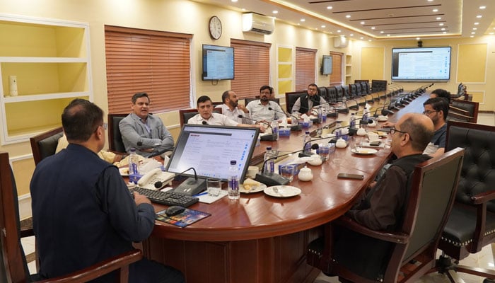 Dr. Bashir Khan of the Federal Board of Intermediate and Secondary Education briefing the delegation of the Federal Public Service Commission on Oct 25, 2024. — Facebook@Federal.BISE.Official/