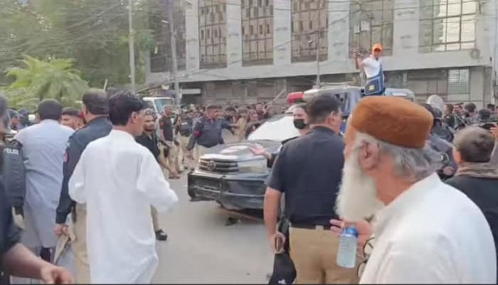 Personnel of Karachi police forcibly dispersing the participants of Sindh Rawadari March at the Karachi Press Club on Oct 12, 2024. — Facebook/Karachi Press Club