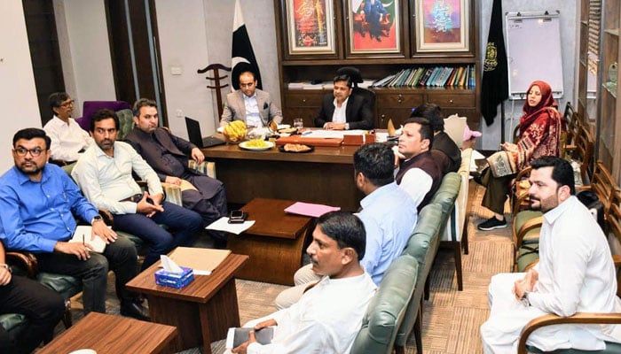 Karachi Commissioner Syed Hassan Naqvi seen holding a meeting at the Deputy Commissioner Korangi’s office on Oct 25, 2034. — Facebook/Commissioner Karachi Office