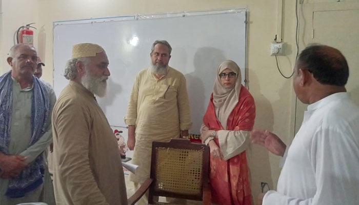 Anum Akram, the Assistant Commissioner of Karor Lal Easan District Layyah (2nd right) seen during a visit to a school.— Facebook@GovernmentHighSchoolRailwayRoadKaror/file