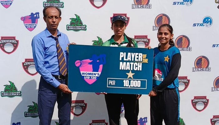 Wasifa Hussain of Invincibles seen receiving the Player of the Match award. — x/TheRealPCB/File