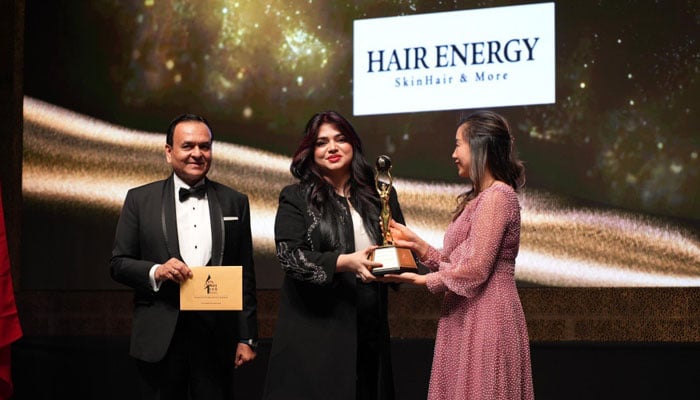 Ayesha Sohaib CEO of Hair Energy can be seen receiving Burj Award at 7th Burj CEO Awards on October 26, 2024.—Facebook@7thBurjCEOAwards