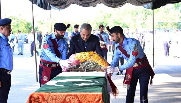 Federal Minister for Interior Mohsin Naqvi lays a floral wreath on the coffin of martyr Sub-Inspector Haider Ali Shah at Police Lines on October 26, 2024. — APP