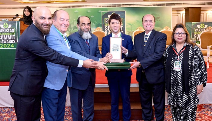 Deputy Head of Malaysian High Commission Mohammad Sayafik Firdaus (centre) gives away Leaders in Sustainability Awards to the sustainable development champions, organized by Devcom-Pakistan on October 26, 2024. — APP