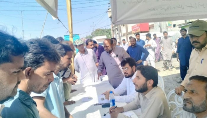 This image taken on October 26, 2024, shows labourers being briefed about the Banazir Mazdoor card at an awareness camp conducted by the Sindh Employees Social Security Institution (SESSI). — Facebook@sessi.gov.pk