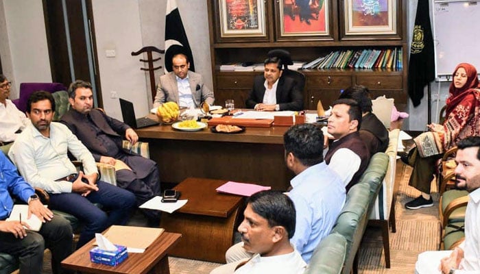 Karachi Commissioner Syed Hassan Naqvi chairs a meeting on October 26, 2024. — Facebook@Commissioner Karachi Office