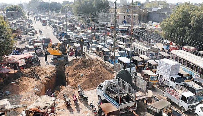 Work is under way to lay a major sewage line on Jahangir Road causing a traffic mess on several arteries due to closure of the route leading to Guru Mandir from Teen Hatti in Karachi. —PPI/File