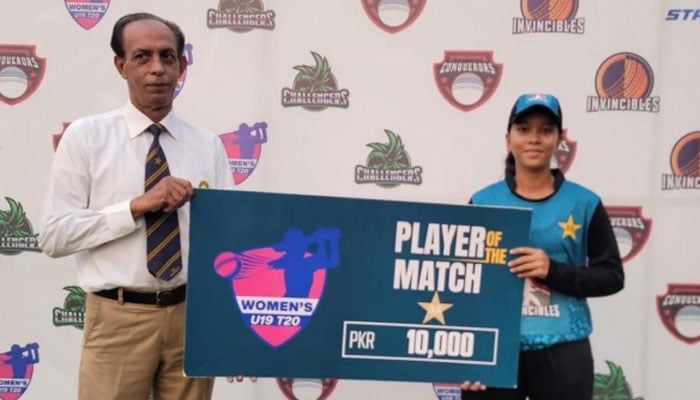 Aqsa Bibi (right) recieving player of match award.— pcb.com.pk/File