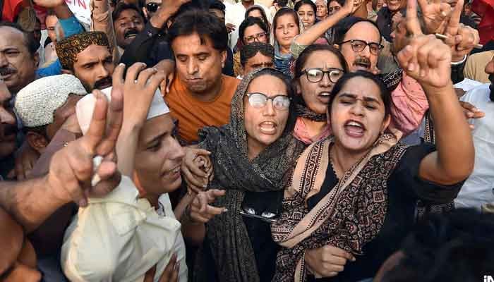 Sindh Rawadari March activists, along with civil society and religious organisations chant slogans during protest rally from Teen Talwar to the Karachi Press Club. — INP/File