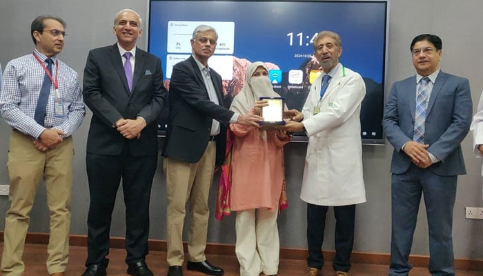 Dr Umar Khalil Mian, MD, Montefor Medical Centre, Associate Professor of Albert Einstein College of Medicine, Bronx, New York (2nd right) presents a shield to a participant at a seminar organised by the (COAVS), Mayo Hospital Lahore on October 26, 2024. — Facebook@coavsofficial