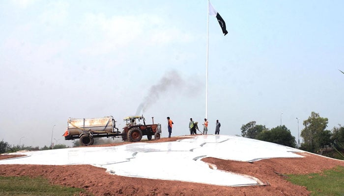 CDA workers level the plantations soil after preparing the map of Pakistan on the green belt at Zero point in Islamabad on October 28, 2024. — INP