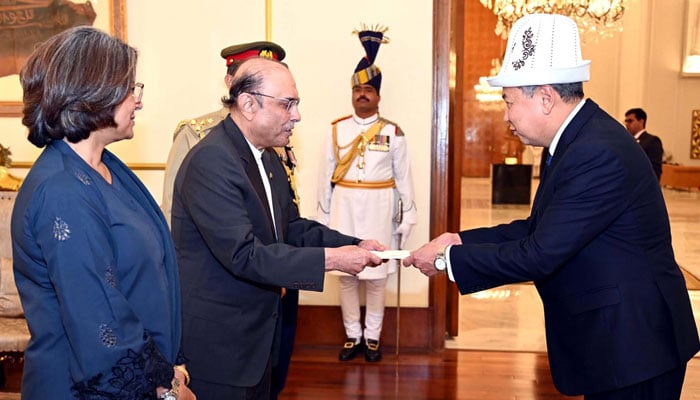 Ambassador-Designate of the Kyrgyz Republic, Avazbek Atakhanov (right), presents his diplomatic credentials to President Asif Ali Zardari (centre), at Aiwan-e-Sadr in Islamabad on October 28, 2024. — PPI