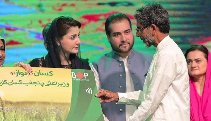 Punjab Chief Minister Maryam Nawaz handing over a Kisan Card to a farmer.— Facebook@TheMaryamNSharif/file