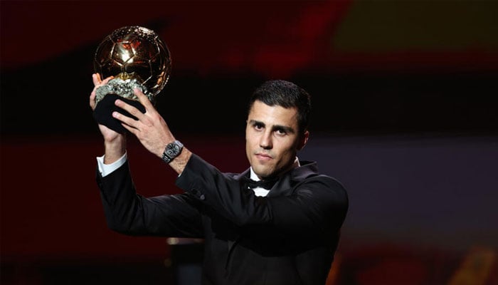 Manchester City and Spain midfielder Rodri with his Ballon d´Or award.— AFP/file