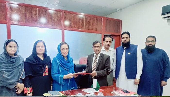 Mrs. Rubina Amjad, Chairperson of the PWEFDC (3rd Right) and  delegation from the Associations of Gems and Jewels holding a File on October 30, 2024.—Facebook.com@FWCCI