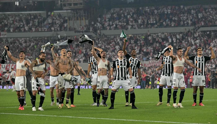 tletico Mineiro players celebrate at the end of the Copa Libertadores semi-final second leg football match between Argentina´s River Plate and Brazils Atletico Mineiro at the Mas Monumental stadium in Buenos Aires on October 29, 2024. — AFP