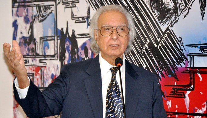 Renowned academic, poet and former vice-chancellor, Prof Dr Pirzada Qasim Raza Siddiqui speaks at an event. — Facebook@artbeat786