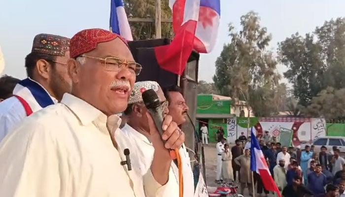 Sindh Taraqqi Pasand Party (STP)  Chairman Dr Qadir Magsi addresses the protesters at Khairpur’s Baberloi bypass on October 30, 2024. — Screengrab via Facebook@drqadirmagsi