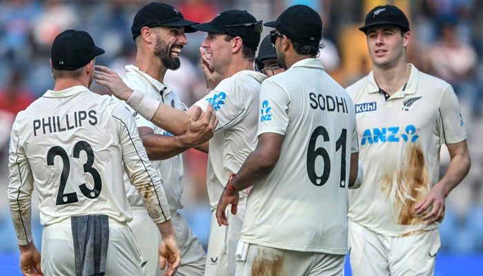 New Zealand´s Matt Henry (centre) celebrates with teammates after the dismissal of India´s Virat Kohli during the first day of the third Test cricket match between India and New Zealand at the Wankhede Stadium in Mumbai on November 1, 2024.— AFP