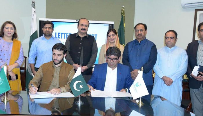 Chairman of Prime Ministers Youth Programme Rana Mashhood Ahmed Khan witnessed the letter of intent signing ceremony between Prime Ministers Youth Programme and Social Innovation Academy on October 1, 2024. — APP