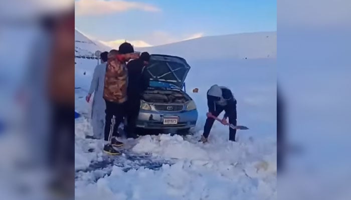 This screengrab taken on November 1, 2024, shows the Mansehra Police personnel rescuing tourists, stuck in heavy snow at Kaghan Valley. — Facebook@kpmansehrapolice