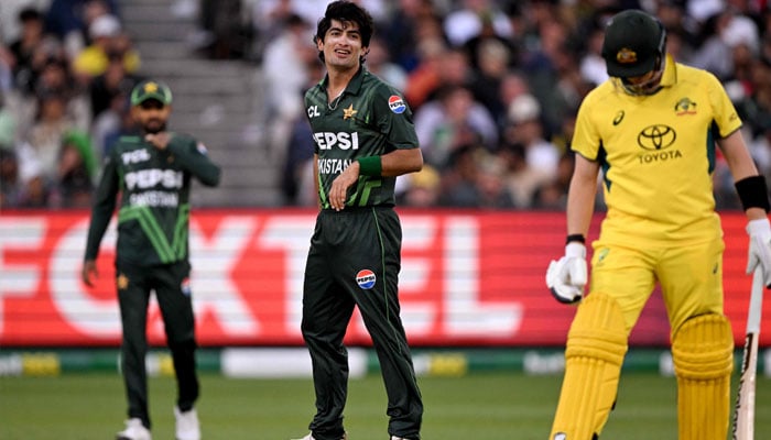 Pakistan´s Naseem Shah (centre) talks to Australian batsman Steve Smith (right) during the first one-day International (ODI) cricket match between Australian and Pakistan at the Melbourne Cricket Ground (MCG) in Melbourne on November 4, 2024.— AFP