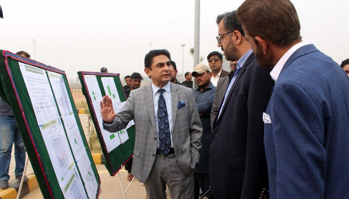 Director General of the Federal Government Employees Housing Authority (FGEHA), Captain (r) Muhammad Zafar Iqbal (left) is being briefed by senior officers from the Housing Authority on Ocotber 29, 2024. — Facebook@fgeha.mhw/