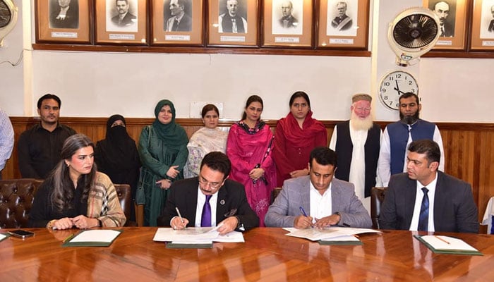 PU VC Prof Dr Muhammad Ali (left) and Director Institute of Polymer and Textile Engineering Dr Shahzad Maqsood (right) sign a MoU in the committee room of Punjab University Vice Chancellor’s office on November 5, 2024. — Facebook@UniversityOfThePunjab.Official