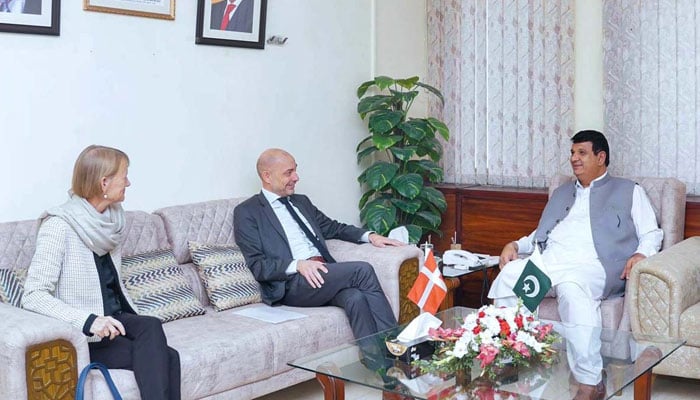 Ambassador of Denmark Jakob Linulf  (centre) in a meeting with Federal Minister for States and Frontier Regions Engineer Amir Muqam (right) on November 5, 2024. — APP