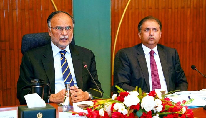 Federal Minister for Planning, Development & Special Initiatives, Ahsan Iqbal (left) chairs a progress review meeting on the development of Gwadar Port and Free Zone on November 5, 2024. — APP