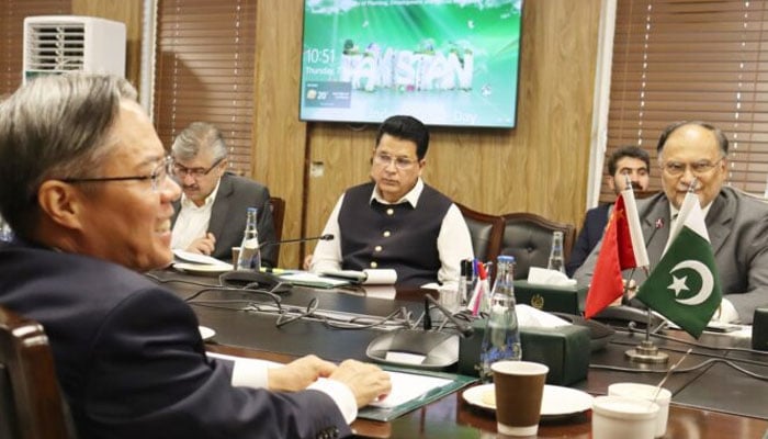 Chinese ambassador to Pakistan Jiang Zaidong (Right) and Minister for Planning, Development and Special Initiatives Prof. Ahsan Iqbal (Left) can be seen discussing the matters related to bilateral interests and progress of CPEC projects. — APP/File