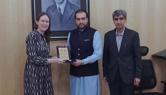 Minister for Agriculture & Livestock Punjab, Syed Ashiq Hussain Kirmani (centre) presents a shield to US Consul General Kristin K Hawkins (left) on November 7, 2024. — Screengrab via Facebook@Syed.Ashiq.Kirmani