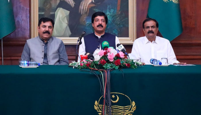 Punjab Governor Sardar Saleem Haider Khan (centre) addresses a press conference regarding the problems of farmers at the Governor’s House on November 7, 2024. — Facebook@sardarsaleemhaidergroup