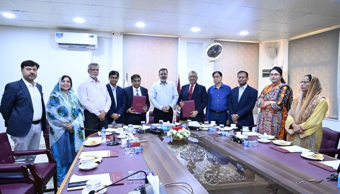 Top Officials pose for a group photo after signing an MOU at University of Karachi on November 7, 2024. — Facebook@uoktimes