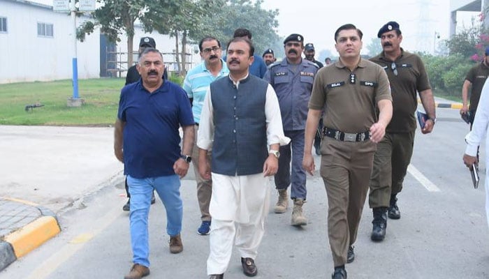 District Police Officer Jhang, Bilal Iftikhar (right) and Deputy Commissioner Ali Akbar (centre) visit the Haveli Bahadur Shah power plant on November 7, 2024. — Facebook@jhangpolice