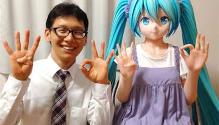 Akihiko Kondo seen with his virtual wife. — Instagram/@akihikokondosk