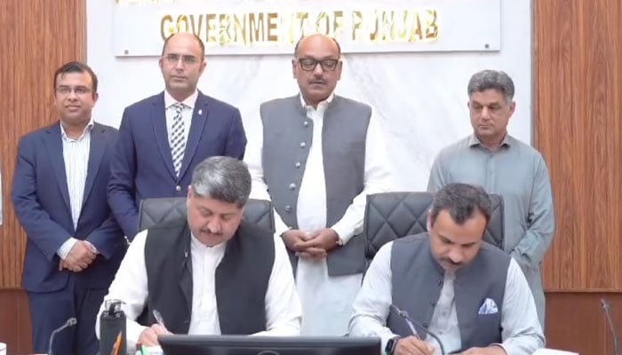 Officials Sign a MOU  between the Government of Punjab and NADRA to strengthen the Punjab Social Economic Registry (PSER) at the P&D Board on November 8, 2024. — Facebook@PnDBPb