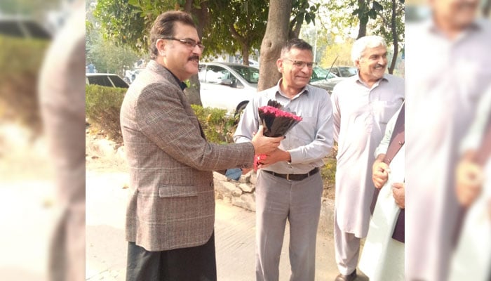 New Director General, BECS  Sikandar Masood (centre) presents a flowers bouquet to former DG BECS Hameed Khan Niazi during a inaugural ceremony of the newly established ‘Operations Block’ at BECS head office on November 8, 2024. — Facebook@Becs Islamabad