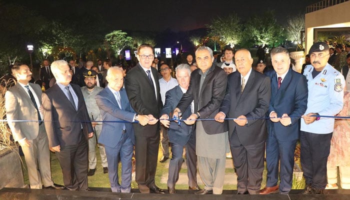 Interior Minister Mohsin Naqvi (4th left) inaugurates Cascade facilitation center in Diplomatic Enclave on November 8, 2024. — INP