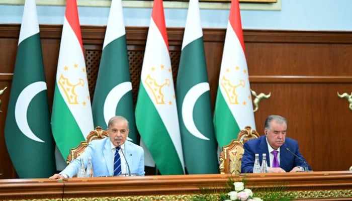 Prime Minister Muhammad Shehbaz Sharif (left) addressing a presser along with President of Tajikistan Emomali Rahmon (right) in a press conference in Qasr-e-Millat, Dushanbe. — APP/File