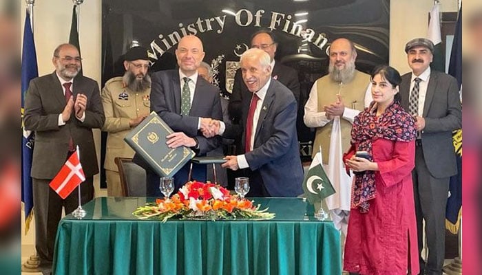 Federal Minister for Maritime Affairs Qaiser Ahmed Shaikh shaking hand with a senior official from Maersk Line after signing MoU. — Facebook@DKinPK/File